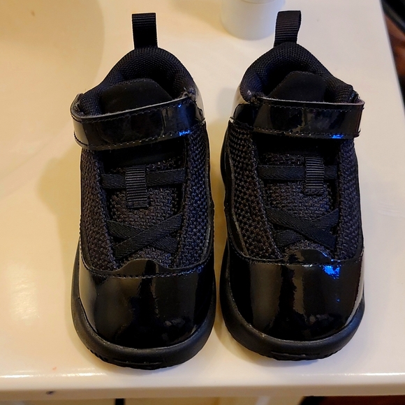 Black jordan shoes toddler 4c - Picture 1 of 5